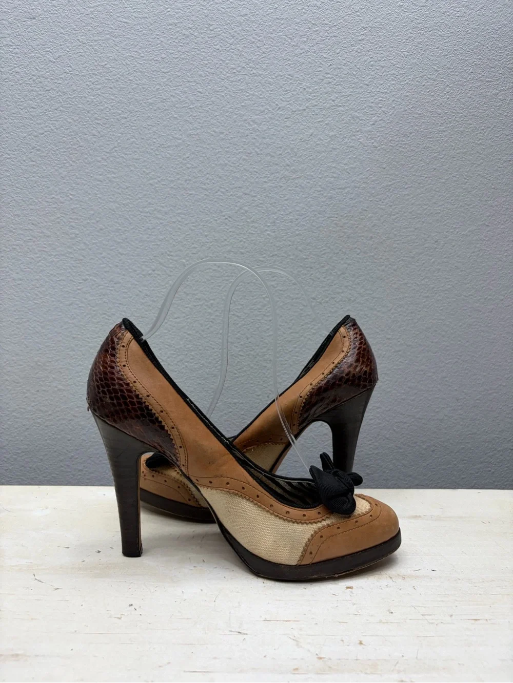 L.A.M.B. Brown Leather Round Toe Bow Pumps Size 6